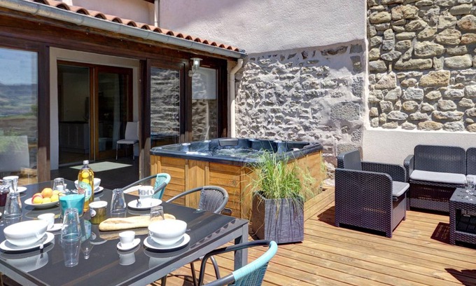 Cellieu Cabaña | Casa moderna con jacuzzi, hammam y vistas al Parque del Pilat, cerca de Lyon y St Etienne