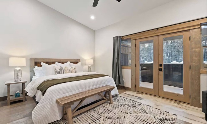 Coram Condominio | Luxury GNP Gem-Sleeps 11-Hot Tub-Scenic Retreat Near Glacier Park- 7 mi to GNP