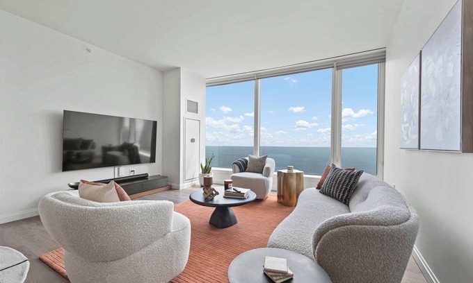 The Loop Apartamento | Luxury Group Escape: Top Amenities, City Views