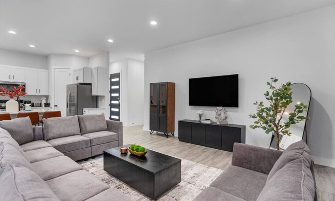 University Hills and Windsor Park Casa | Luxury Combined Homes - Downtown Access - Balcony