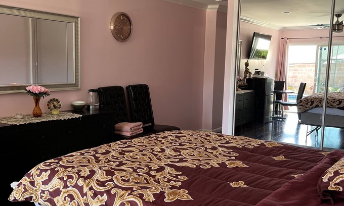 North Hills West Apartamento | Luxury guest suite with private entry and pool view.Sleeps 2 . Near CSUN.