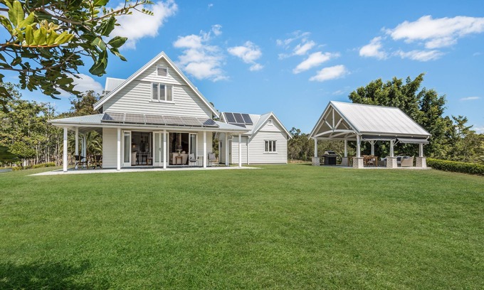 Moreton Bay Region Casa | Luxury Hamptons Style Country Retreat on 40 Picturesque Acres | Free Netflix