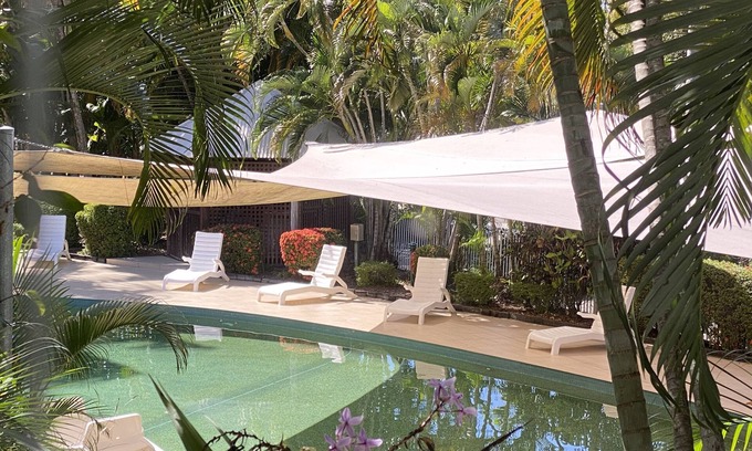 Palm Cove Apartamento | Luxury Haven, Pool, Internet, HDTV, Gym