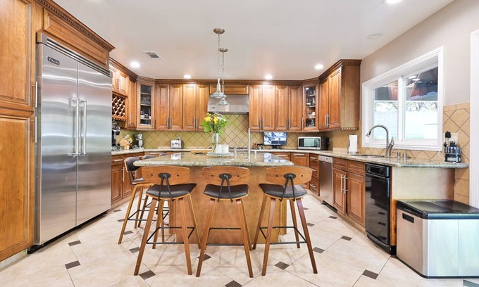 Granada Hills North Casa | Luxury HIGH ceiling. Large patio, beautiful VIEW. Best in Granada Hills, LA.