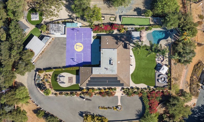 Felicita Casa | Luxury Hilltop Retreat: GameRoom/Volleyball/Putting Green/BasketBall Court&More!