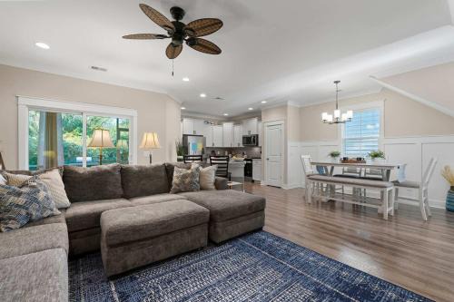 Spanish Wells Casa | Luxury Hilton Head Villa Getaway 4BR 3 Full BA 1 Half BA Beach Essentials Included