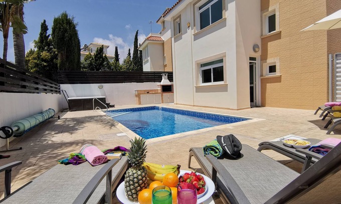 Protaras Villa | Villa de vacaciones de lujo con piscina, bañera de hidromasaje y conexión inalámbrica a internet en Protaras, cerca de Fig Tree Bay