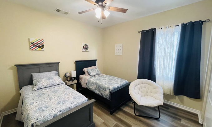 Victorville Casa | LUXURY HOME 3300 SQ FT, QUIET NEIGHBORHOOD
