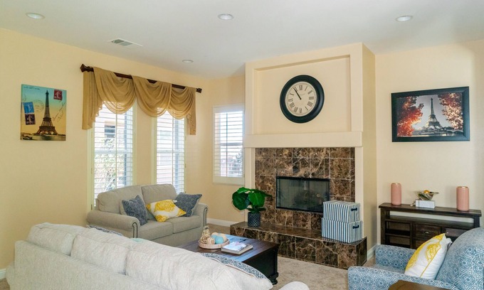 Victorville Casa | LUXURY HOME 3300 SQ FT, SPACIOUS WITH BEAUTIFUL PATIO
