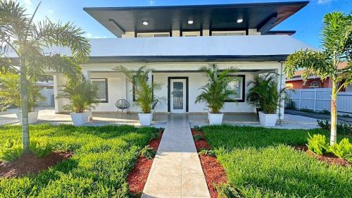 Hialeah Casa | Luxury Home by Miami Int Airport
