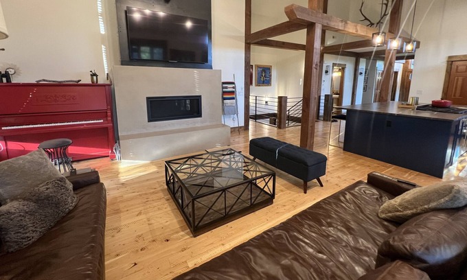Four Corners Casa | ⭐️🏞Luxury home close to Big Sky and Bozeman. GALLATIN RIVERFRONT!⭐️