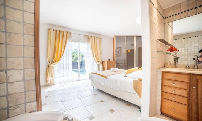 Montferrier-sur-Lez Apartamento | Luxury Home -Villa-Pool-Jacuzzi-Family- pool table