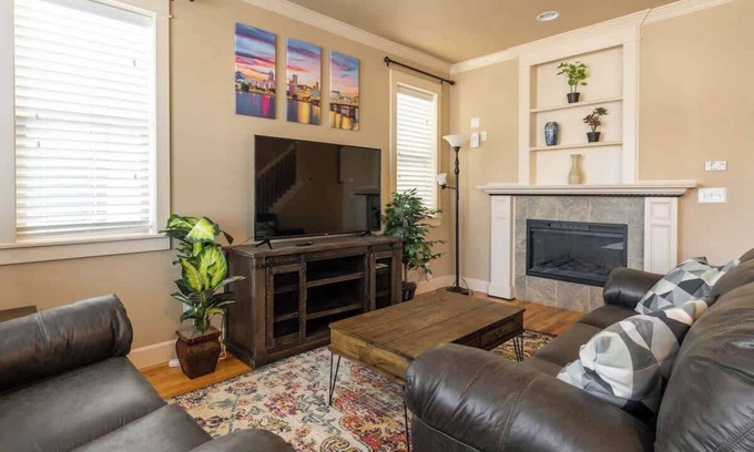 King Casa | Luxury Home Great Location 4BR Sleeps 12