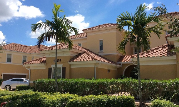 The Plantation Somerset Condominio | Casa de lujo en una comunidad cerrada a 3 millas del aeropuerto de Ft Myers (RSW).