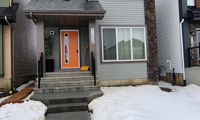 West Edmonton Casa | Luxury Home | Newly furnished | Sleeps 9 | Private Gym | 15mins to West Edm Mall