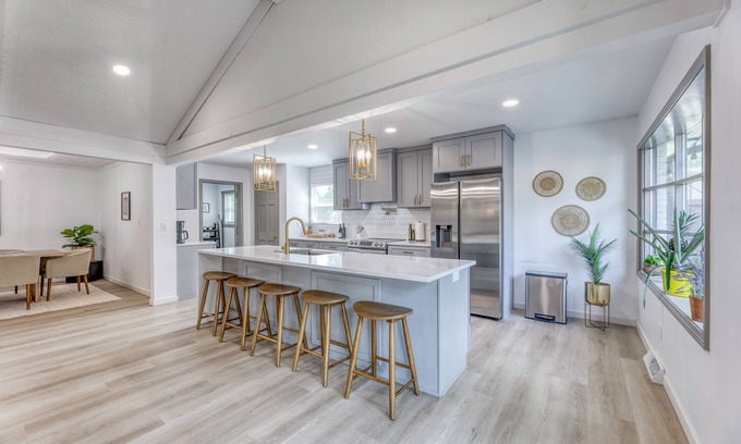 Fishers Casa | Modern Fishers home,pet friendly,pickleball,hot tub,concerts, restaurants!!