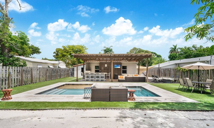 Croissant Park Casa | ☀️🐟Luxury Home-pool, hot tub and outdoor kitchen, middle of Ft Lauderdale🌴🌊