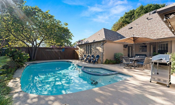 Lake Highlands Casa | Luxury Home Sleeps 20 with Heated Pool & Billiard