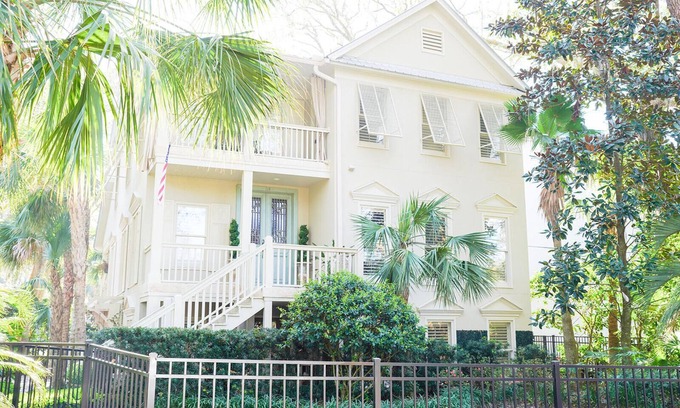 King City Casa | Large home steps to restaurants and the pier!
