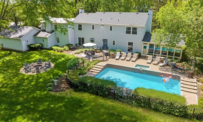 Fox Valley Apartamento | Designer Home: Heated Pool, Hot Tub, 4 Kings, Near Chicago