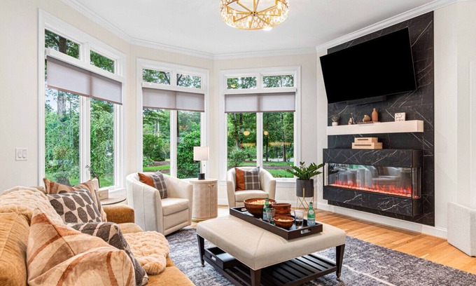 Burlington Apartamento | Luxury Home w/Hot Tub, Pets OK