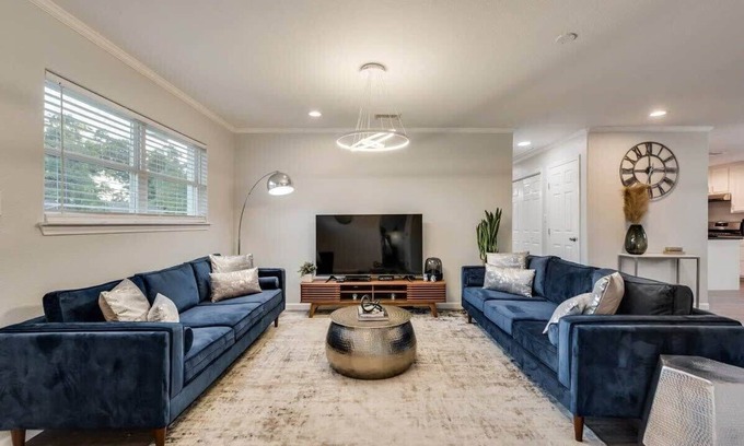 Arlington Casa | Luxury Home w/ Hot Tub near AT&T Stadium