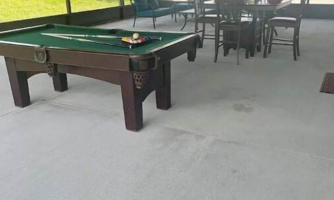 Winter Haven Casa | Luxury Home w/ Lanai, Billiards, 6min to Legoland