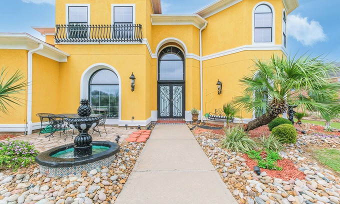 Richmond Casa | Luxury Home w/ Patio & Lake View in Richmond!