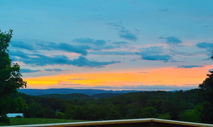 Hamblen County Casa | Luxury Home w/private Pool, Mt Views, 85” Roku Movie Room, Arcade, & King Bed!