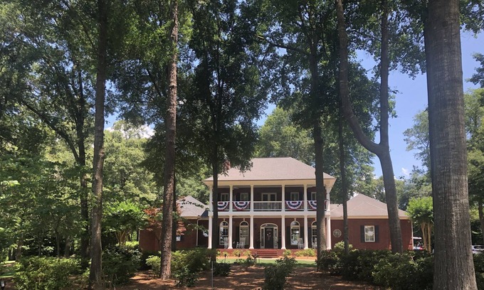 Kathleen Casa | Luxury Home w Swim Spa. 10 guests. Home sits across street from Houston Lake.