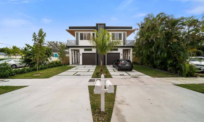 Victoria Park Casa | Luxury Home with 2 Pools Near the Beach