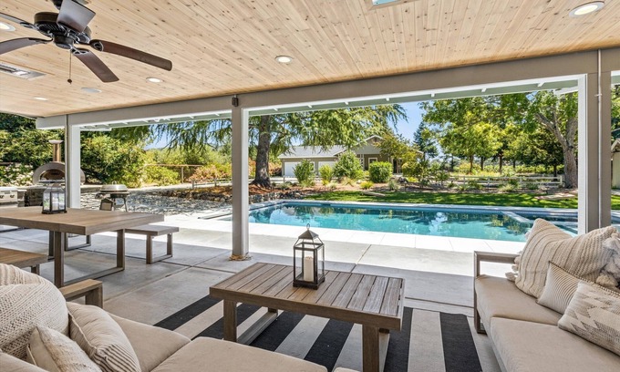 Santa Rosa Casa | Luxury Home with Pool/Jacuzzi and vineyard views close to Healdsburg Plaza