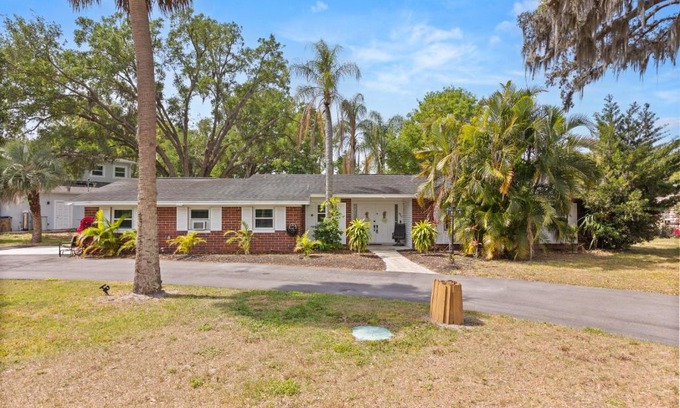 Kissimmee Casa | Luxury Home, Workspace, Movie Room and BBQ