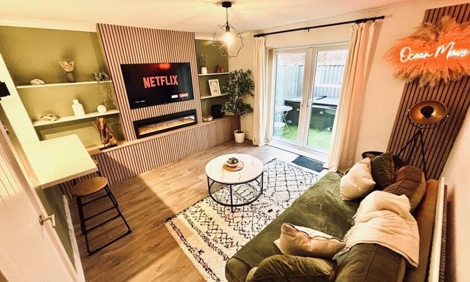 Cleethorpes Casa | Luxury Hot Tub 1 King Bed 1 Single Bed Private Parking 90sec walk to the beach