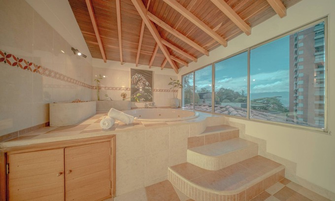El Tesoro Casa | Luxury House: 24/7 Security, Jacuzzi, Maid/Chef