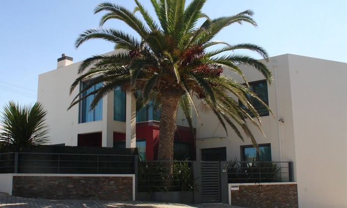 Ericeira Villa | Casa de lujo, 7 minutos a pie de playa, piscina climatizada, jacuzzi y sala de juegos.