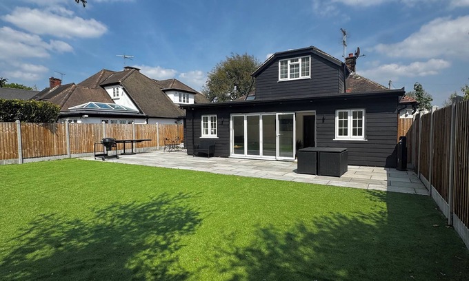 Brentwood Casa | Luxury House Brentwood, 4 Bedroom, 4 en-suites, Garden/ BBQ/Free parking