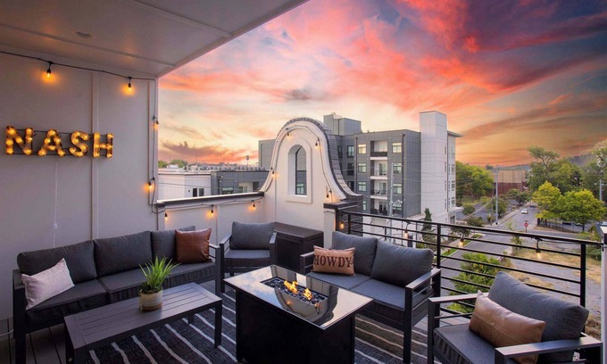 Buena Vista Casa | Luxury House in Nashville with Rooftop Deck