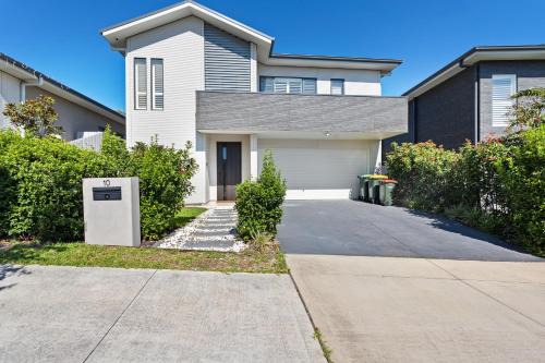 Gledswood Hills Casa | luxury house near golf courses! Free wifi & free parking