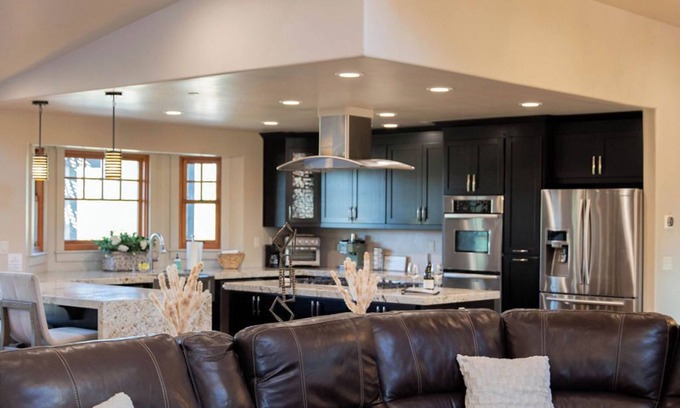Lincoln Casa | Luxury House/ Private/ Hot Tub/ Lots of Amenities