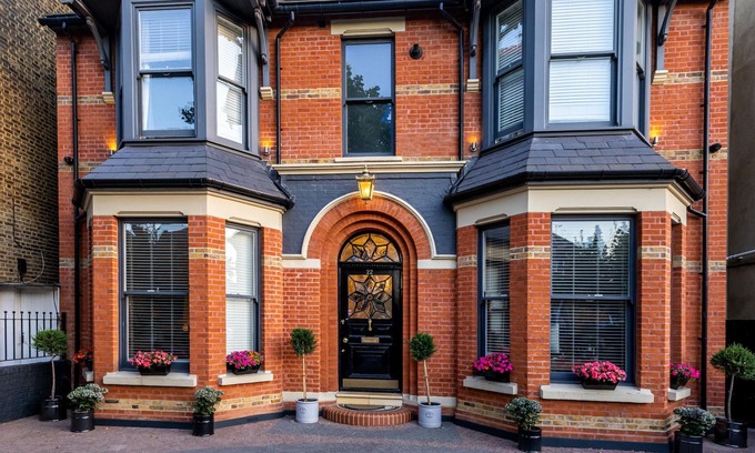 Ealing Casa | Luxury house with Hot Tub, sauna, cinema, gym and housekeeper