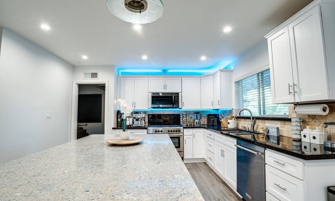 Canoga Park Casa | Luxury house with pool & gym