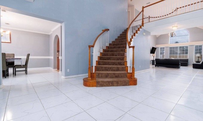 Mission Casa | ~ Luxury~In Ground Pool~Spacious~Grill~Sleeps 16~King bed~5 BR~Rare~Smart TV
