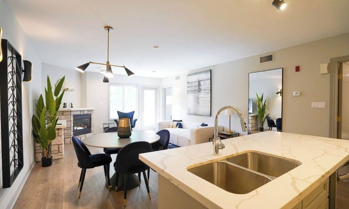 Oro-Medonte Apartamento | Luxury Jacuzzi Suite-Full Kitchen