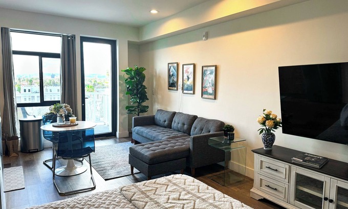 Downtown Los Angeles Apartamento | Luxury K-Town Studio with City Views, Gym, Balcony, Washer/Dryer, Fast Wifi!