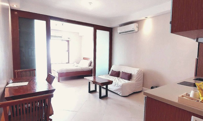 Ermita Night District Condominio | Luxury King 1BR 1BA Condo w/ Balcony, Bayview, Pool, Netflix