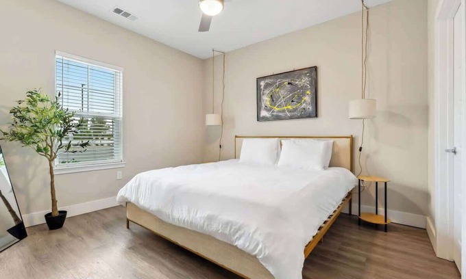 Southeast Orlando Apartamento | Luxury King Bed, Close to Parks, Pet-Friendly