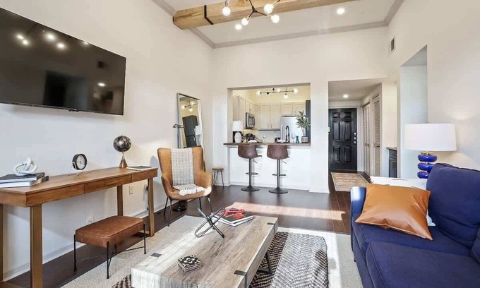 Mid City South Condominio | Luxury King bed condo w/pool gym and free parking