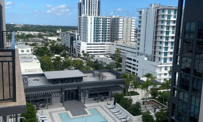 Flagler Village Apartamento | Luxury king Suite Near Las Olas, Wi-Fi, Views, High Ceilings, & Balcony