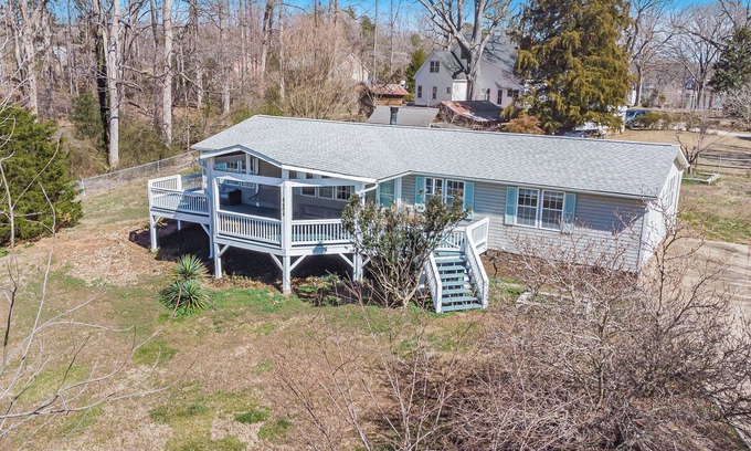 Terrell Casa | Luxury Lakeview 3BR w/ Outdoor Deck, Basketball, Vinyls, Games in Lake Norman